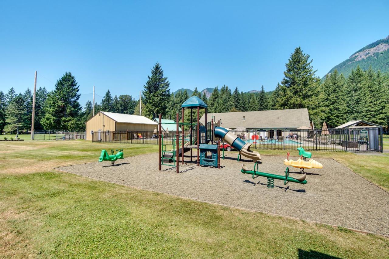 Riverfront Home With Deck, Near Mount Rainier! Packwood Bagian luar foto