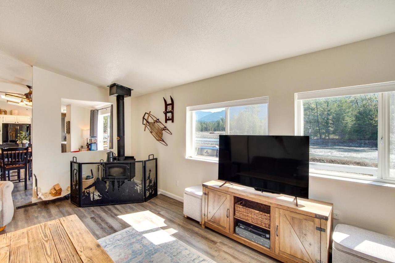 Riverfront Home With Deck, Near Mount Rainier! Packwood Bagian luar foto