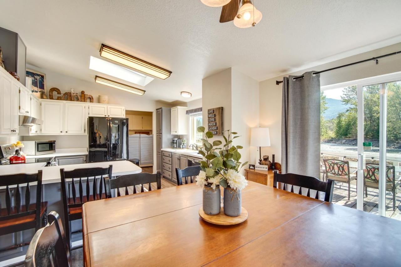 Riverfront Home With Deck, Near Mount Rainier! Packwood Bagian luar foto