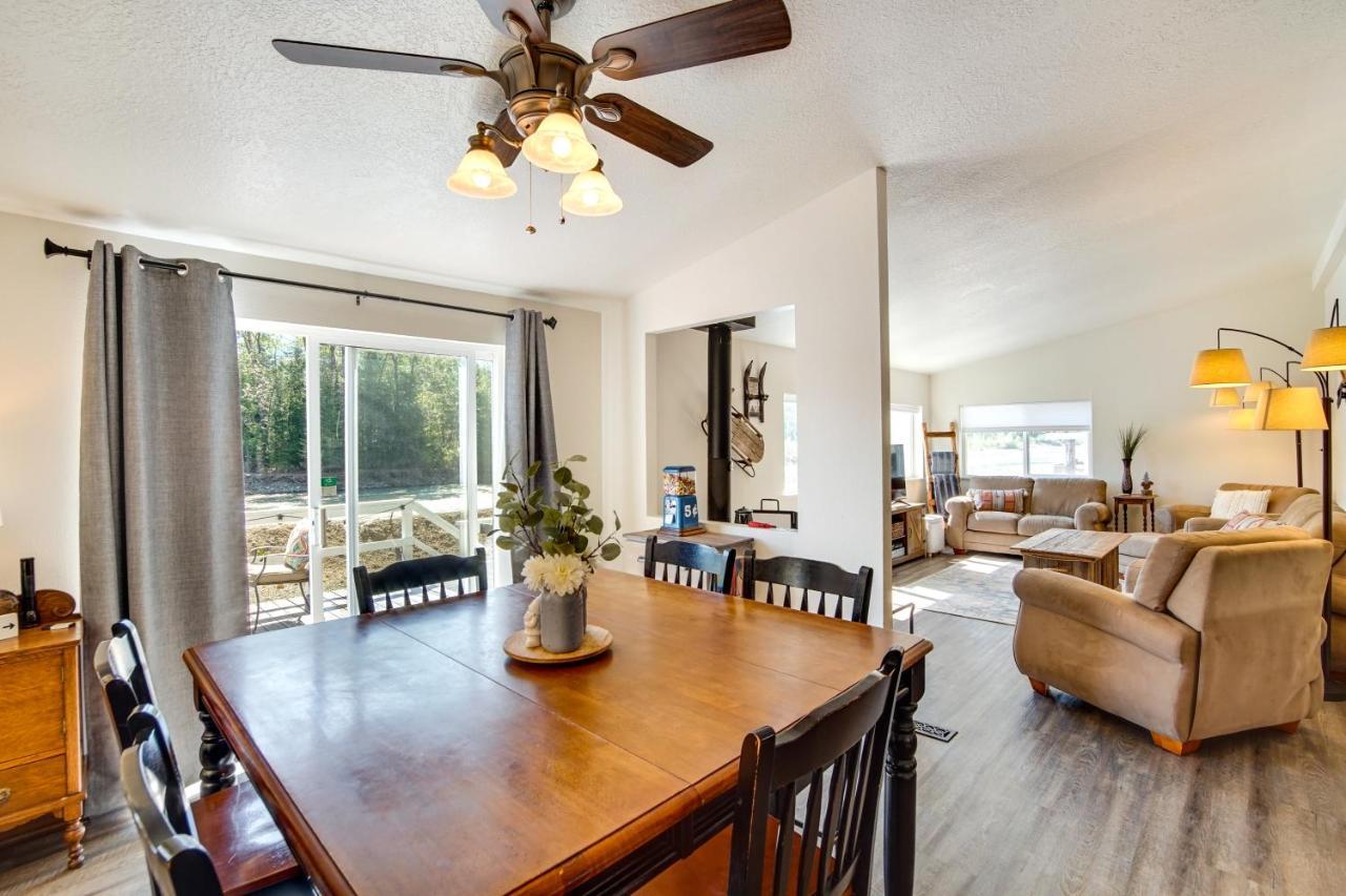 Riverfront Home With Deck, Near Mount Rainier! Packwood Bagian luar foto
