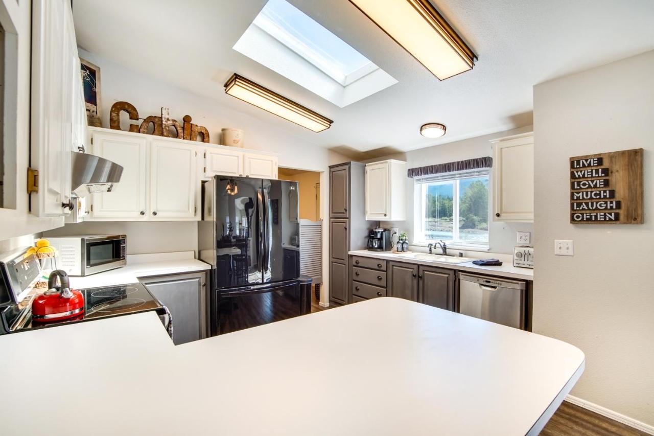 Riverfront Home With Deck, Near Mount Rainier! Packwood Bagian luar foto