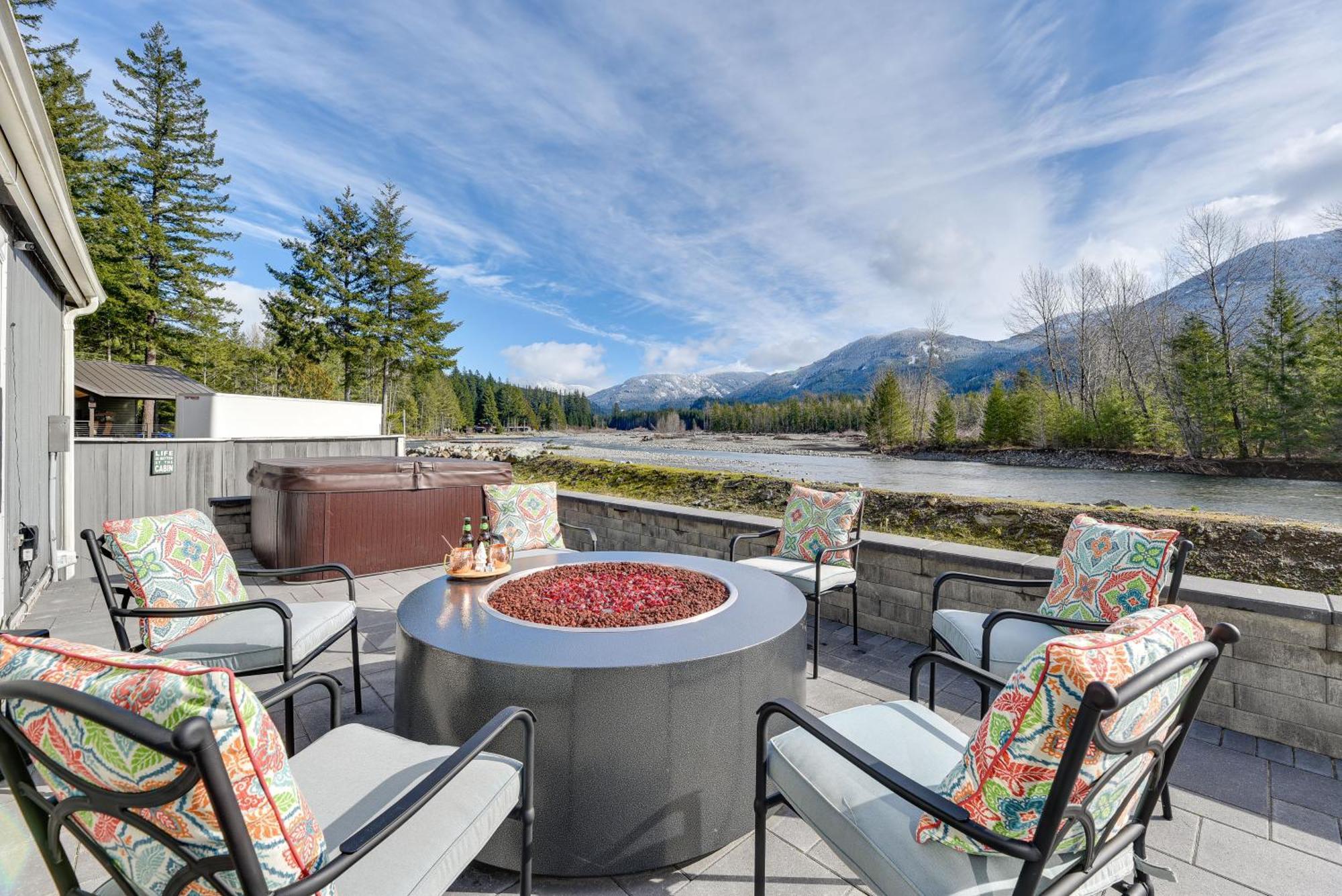Riverfront Home With Deck, Near Mount Rainier! Packwood Bagian luar foto