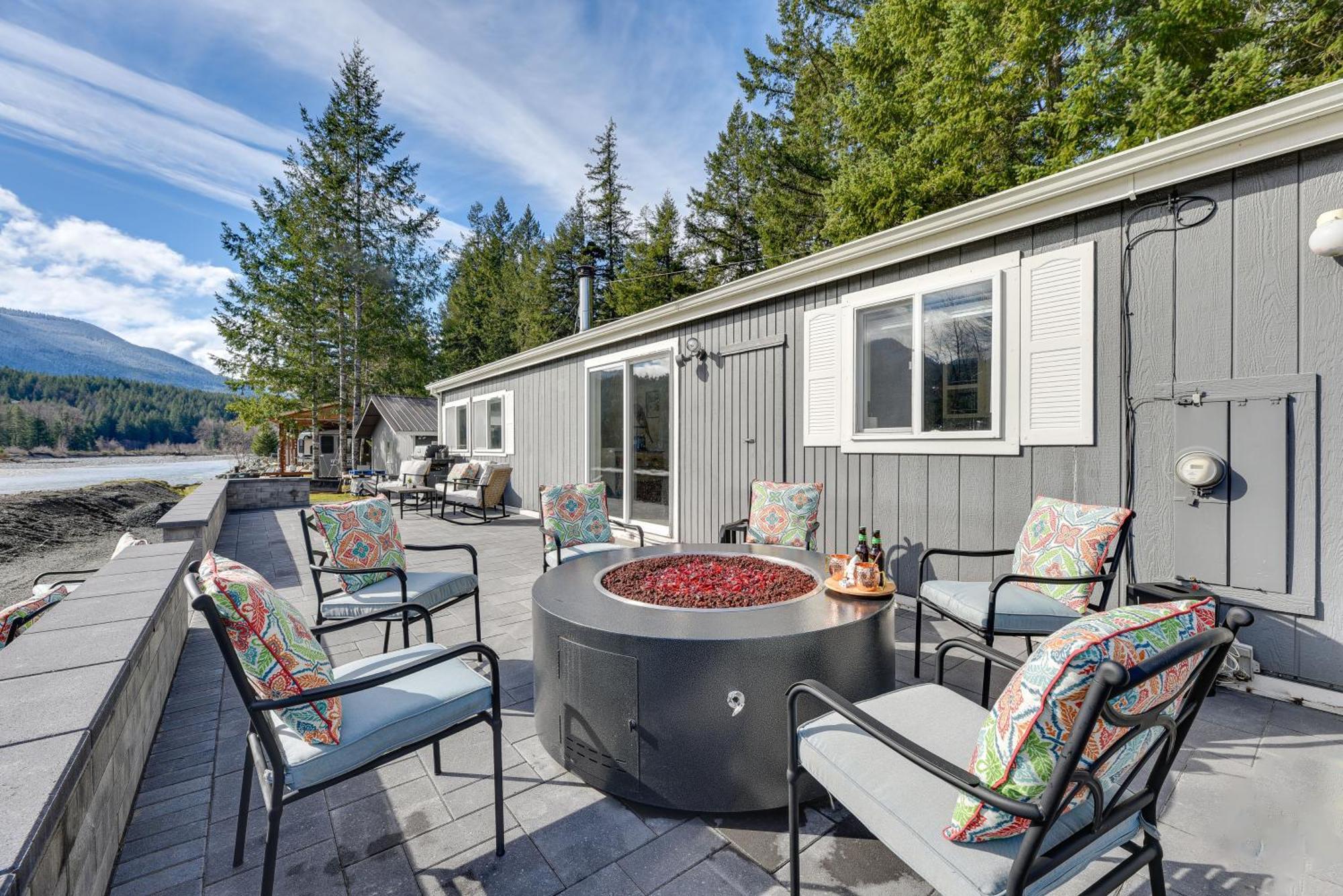 Riverfront Home With Deck, Near Mount Rainier! Packwood Bagian luar foto