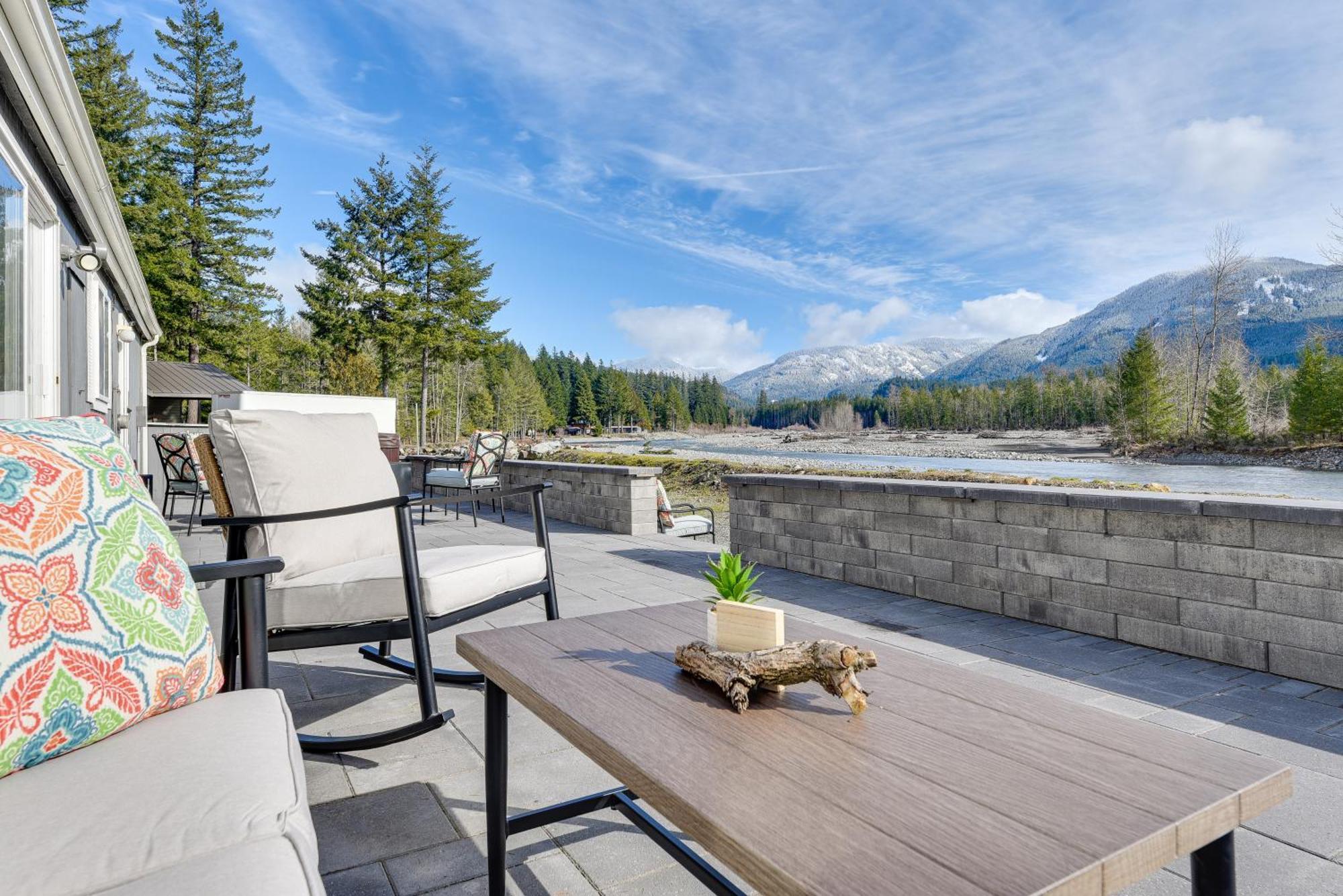 Riverfront Home With Deck, Near Mount Rainier! Packwood Bagian luar foto