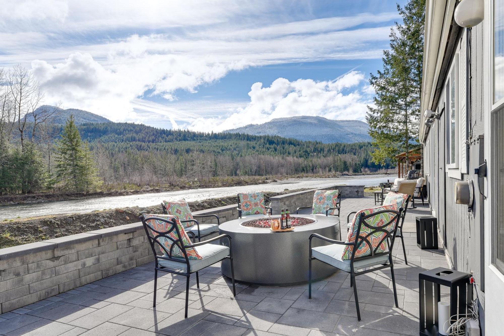 Riverfront Home With Deck, Near Mount Rainier! Packwood Bagian luar foto