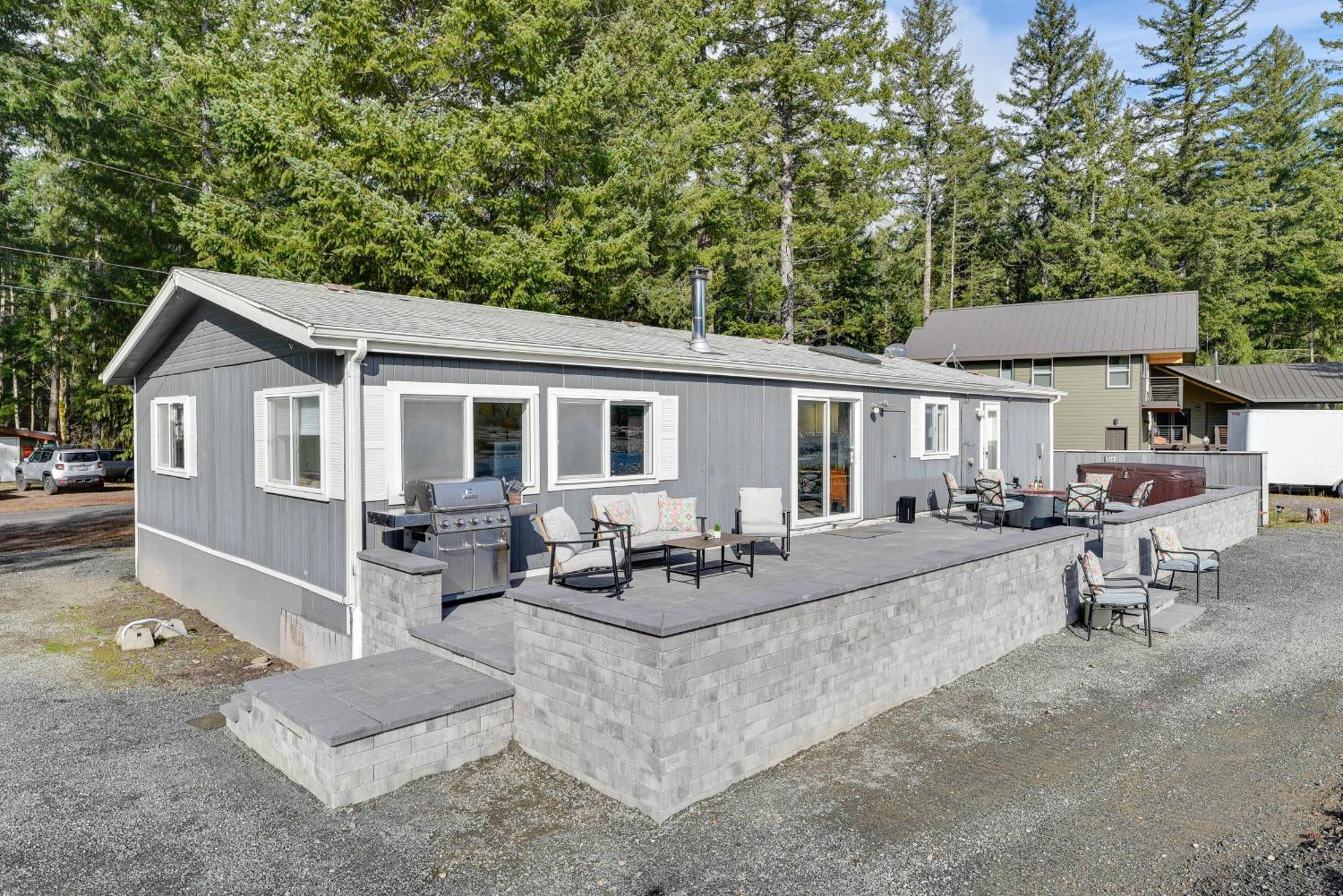 Riverfront Home With Deck, Near Mount Rainier! Packwood Bagian luar foto