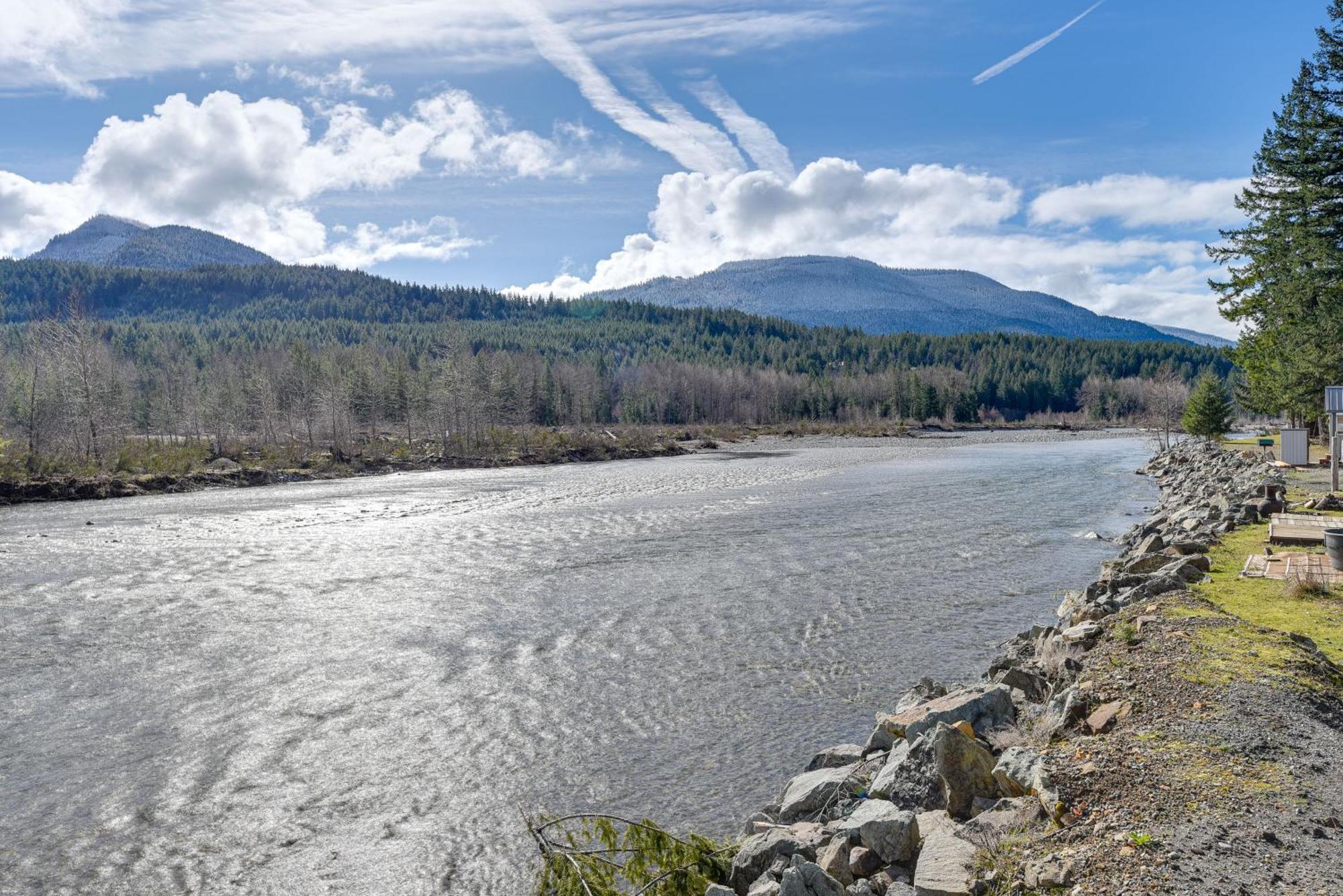 Riverfront Home With Deck, Near Mount Rainier! Packwood Bagian luar foto