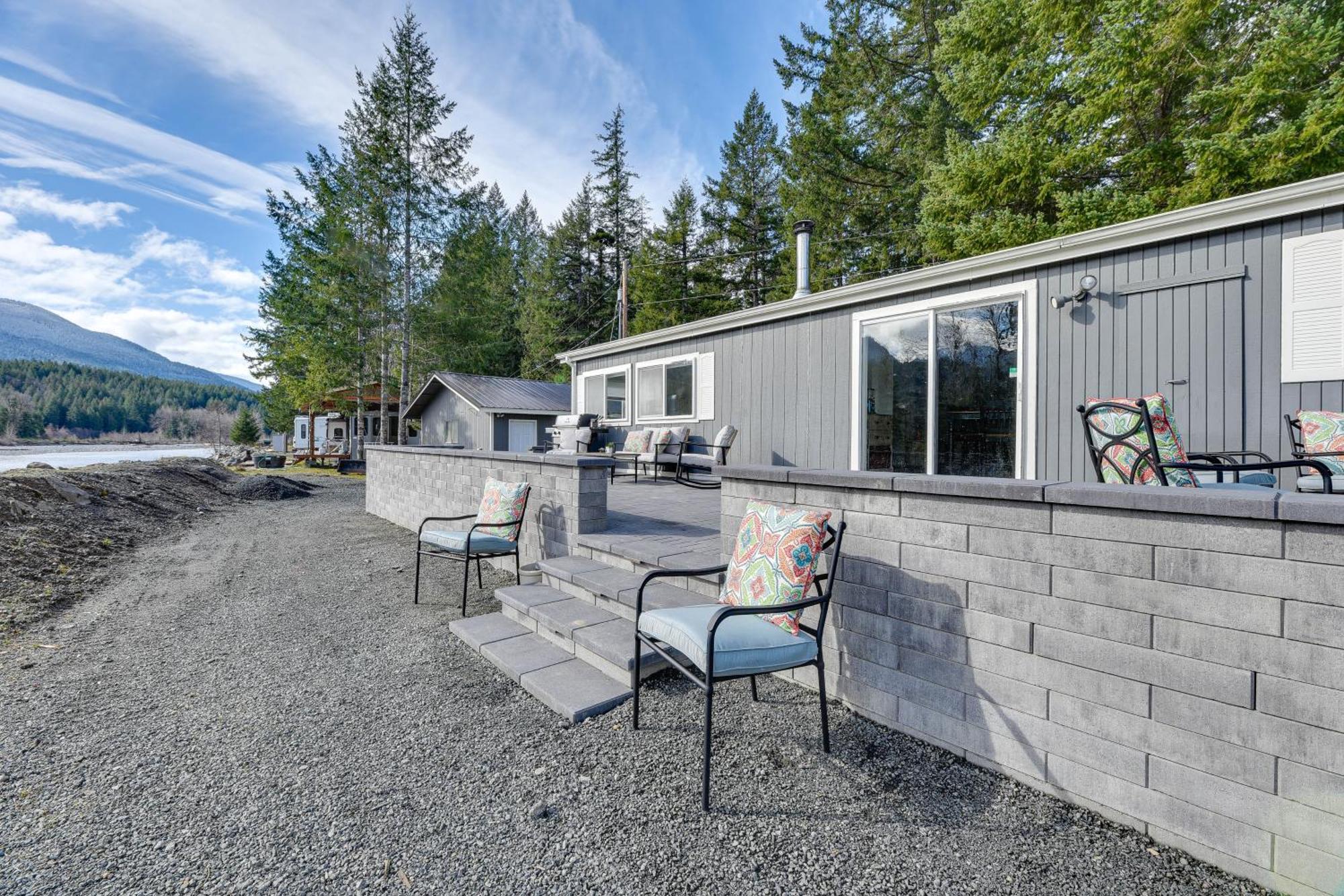Riverfront Home With Deck, Near Mount Rainier! Packwood Bagian luar foto