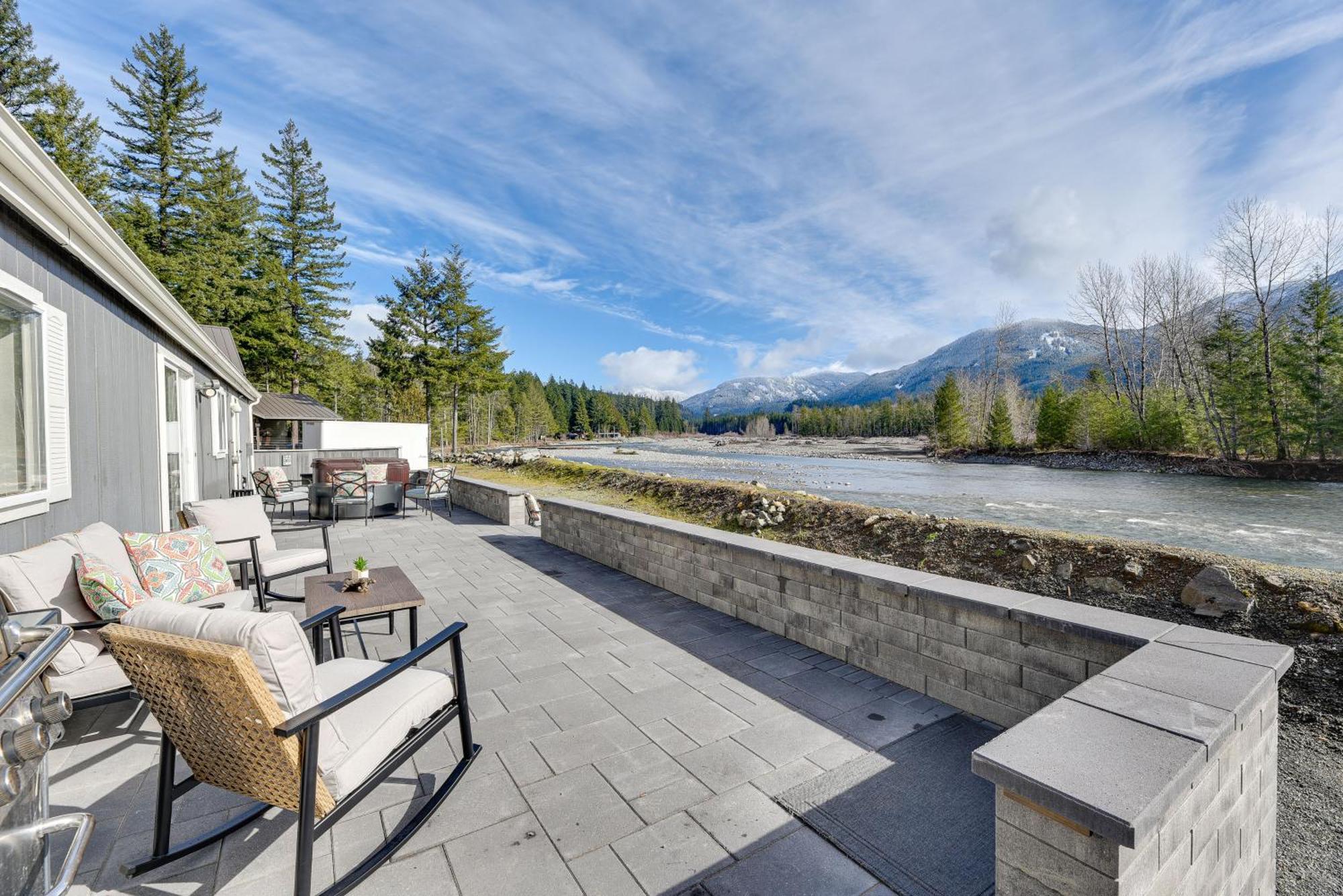 Riverfront Home With Deck, Near Mount Rainier! Packwood Bagian luar foto