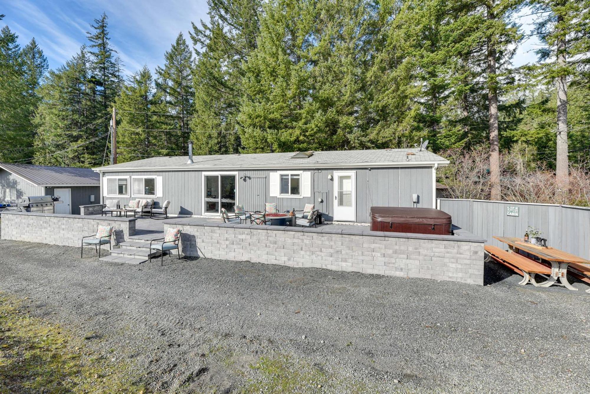 Riverfront Home With Deck, Near Mount Rainier! Packwood Bagian luar foto